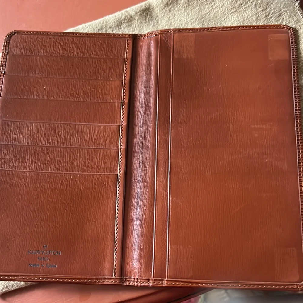 Louis Vuitton Epi checkbook wallet good condition in a burnt orange color - Picture 3 of 4